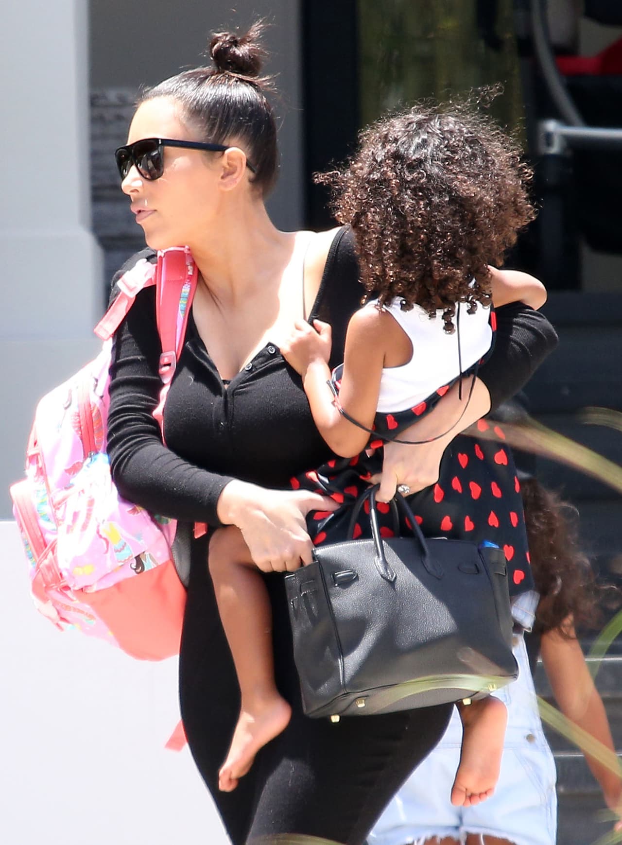 Nori ni zapatos llevaba.