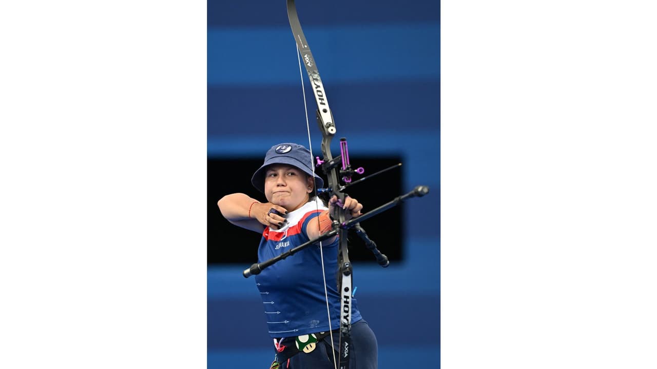 Denisa Baránková en la ronda de eliminación individual femenina de tiro con arco durante los Juegos Olímpicos de París 2024.