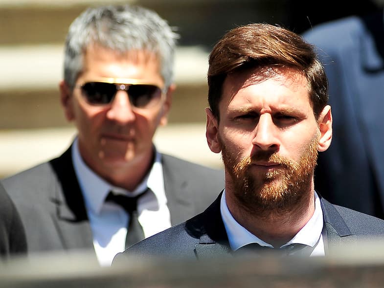 El padre de Lionel Messi ya estaría en Manchester para negociar el traspaso de su hijo
