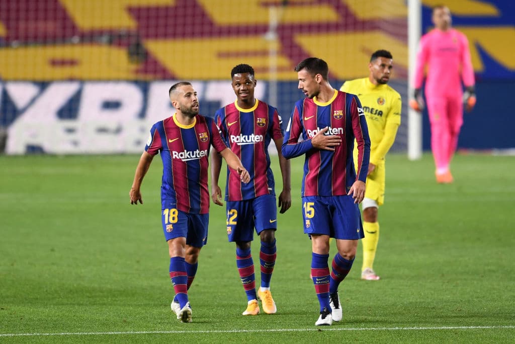 El Barcelona inicia con el pie derecho en la era Koeman. Con cuatro goles, el Barcelona gana al Villarreal durante la tercera jornada. Ansu Fati se se estrenó con dos goles, Messi anotó el tercero y Pau Torres el cuarto gol.