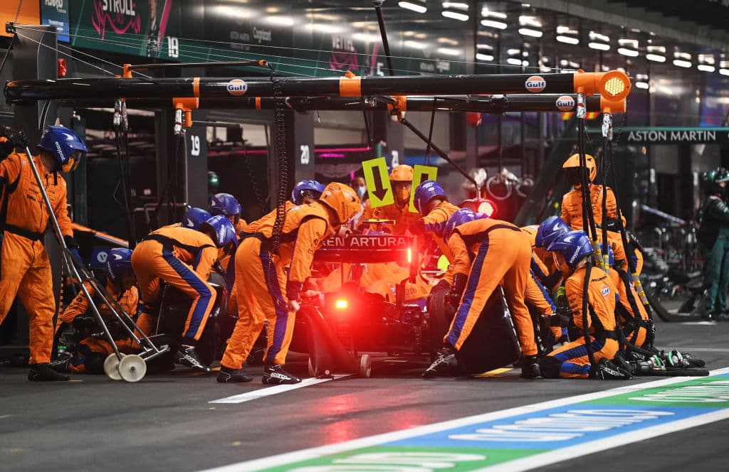 Una carrera demasiado accidentada donde Lewis Hamilton se lleva la victoria en la penúltima carrera del año. Max Verstappen de Red Bull se lleva la segunda posición y Valteri Bottas rebasó a Ocon en los últimos metros, quedando en tercera posición en el Gran Premio de Arabia Saudita; Sergio Pérez quedó fuera de la carrera tras un choque con Leclerc.