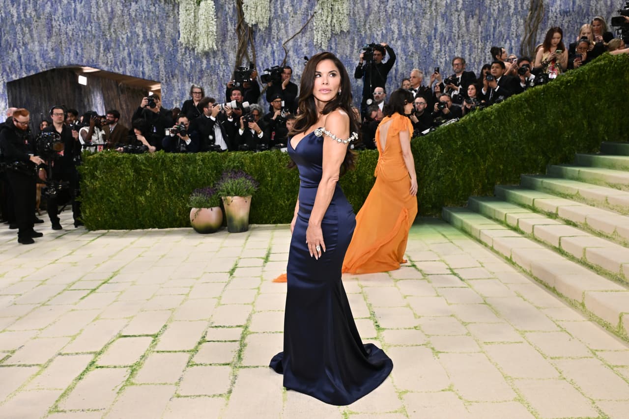 Lauren Sánchez Bezos, llegó con un vestido ceñido de Schiaparelli, que contó a Vogue que estuvo influenciado por el cuadro de 1884 de John Singer Sargent “Madame X”.