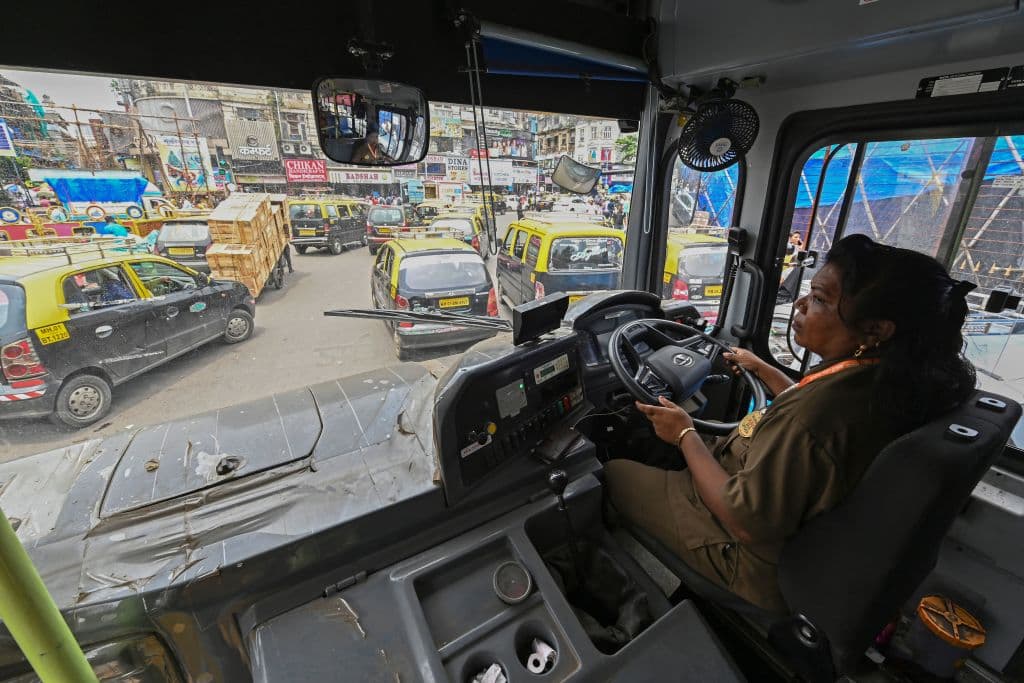 <b>Lugar 6: Bombay, India.</b>
<br>
<br>Tiempo promedio para recorrer 6.2 millas: 22 minutos 50 segundos.
<br>Tiempo en horas pico al año: 203 horas.
<br>Velocidad promedio en horas pico: 14.2 millas/hora.
<br>Variación respecto a 2021: +30 segundos.