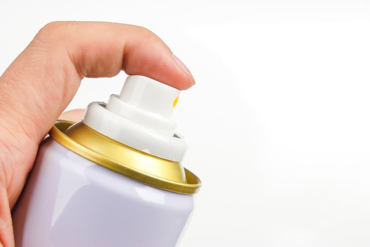 <b>Bañar las placas de tu vehículo en spray para no ser leídas por las cámaras de velocidad</b>
<br>Escapar de las multas por conducir a exceso de velocidad es el sueño de todo automovilista, por ello nació el mito que implica aplicar spray o laca sobre la matrícula, para que el flash del radar se refleje y el número de tu placa no sea visible. Ningún spray, ni los que dicen ser especializados para ello, sirven para burlar o deslumbrar a las modernas cámaras de la policía. No malgastes tu dinero y mejor respeta los límites de velocidad.