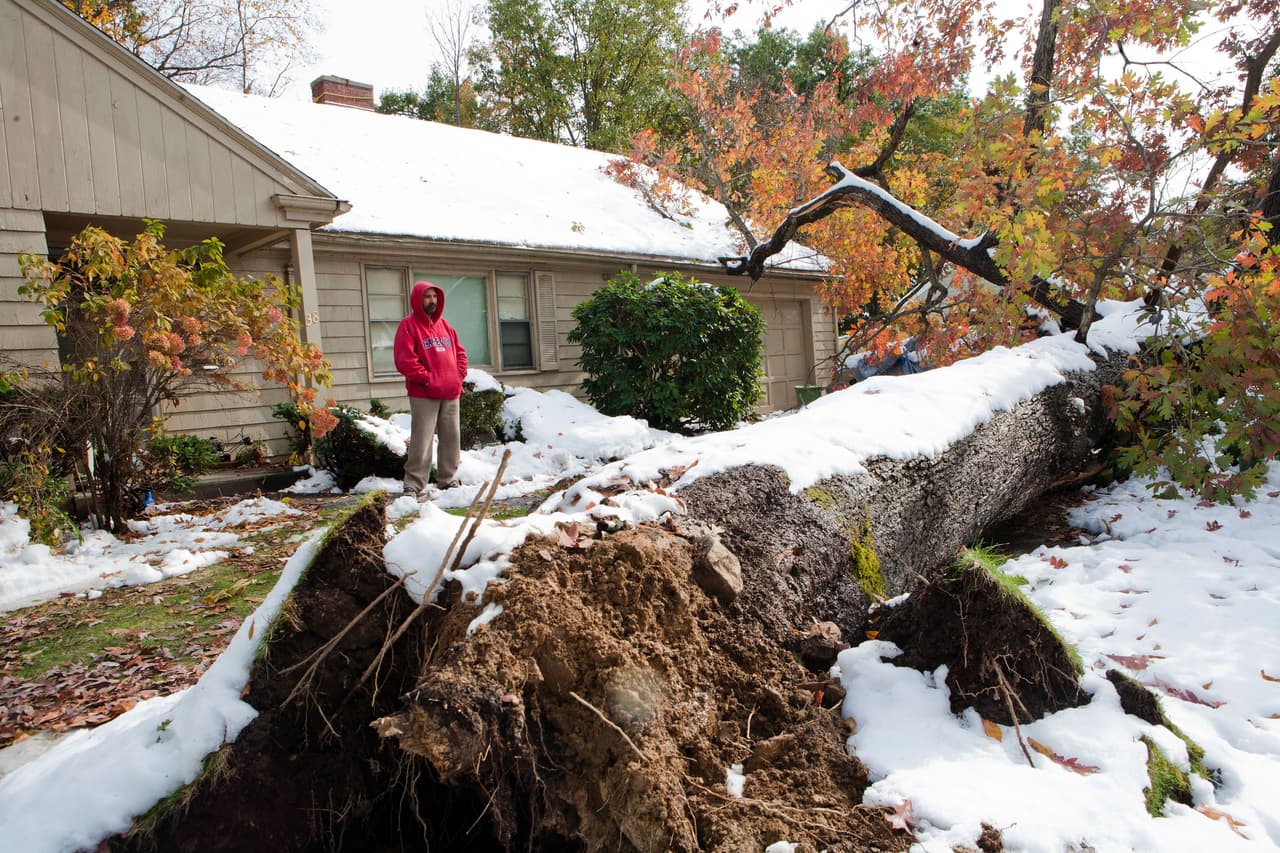 <b>El ‘nor’easter’ de halloween, 2011</b>. Esta inusual noche de brujas aproximadamente 3 millones de personas quedaron sin electricidad con el paso de esta tormenta invernal. Al menos 20 ciudades marcaron récords de cantidad de nieve recibida, que junto con la lluvia afectó carreteras y provocó accidentes. Unas 20 personas perdieron la vida entre el 29 de octubre y el 1 de noviembre.