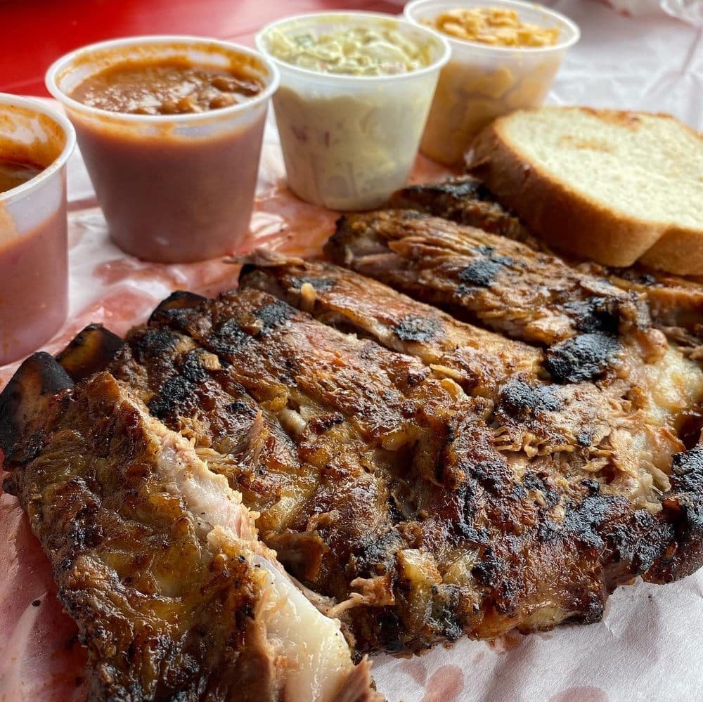 <b>Fat Matt's Rib Shack</b>
<br>Dirección: 1811 Piedmont Ave NE Atlanta, GA 30324
<br>Teléfono: (404) 607-1622
<br>Sitio web: 
<a href="http://www.fatmattsribshack.com/">http://www.fatmattsribshack.com/</a> 
<br>
<b><a href="https://www.yelp.com/map/fat-matts-rib-shack-atlanta">Cómo llegar</a></b>
<br>
<br>Se promocionan como “un restaurante especializado en costillas y BBQ”.