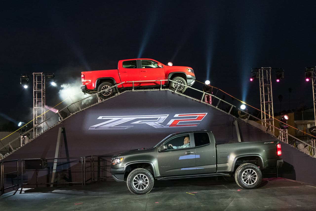 La Chevrolet Colorado ZR2 2017 se sitúa en el tope de la línea de camionetas medianas Colorado y tiene como meta principal atraer a los aficionados de el manejo todoterreno que son más afectos a marcas como Jeep, Nissan y Toyota que tienen una larga tradición en esa área.