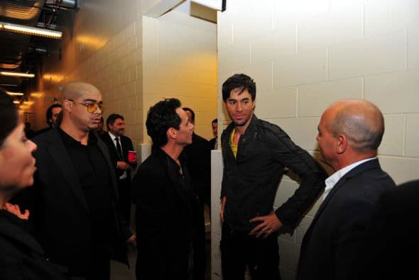 Aquí también vemos a Marc Anthony, que también se prepara para la gran noche.