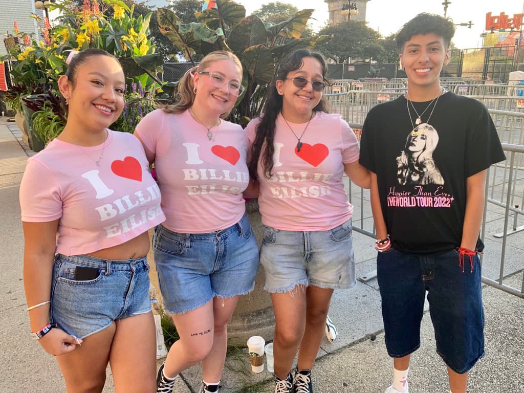 Fanáticos de la cantante Billie Eilish llegaron desde la madrugada, la artista se presenta a las 8:45 pm de este jueves.