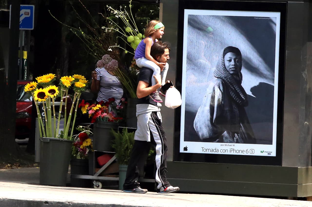 El actor estaba en compañía de una hermosa mujercita.