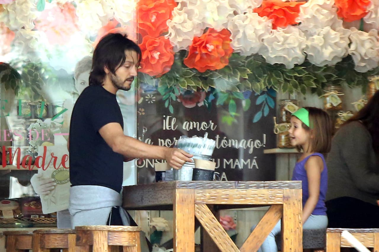 Como todo un caballero, Diego atendió a su nena.