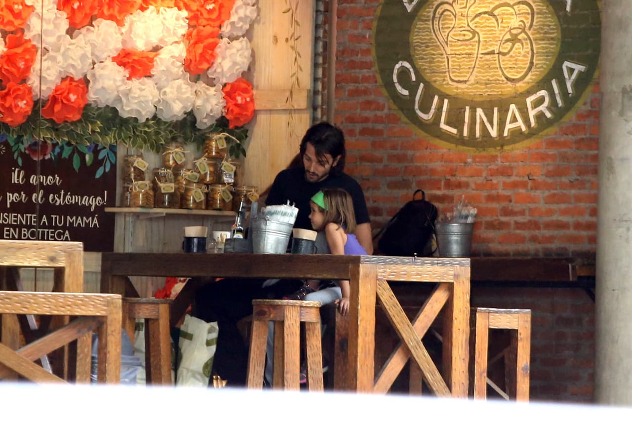 Con mucho cariño ayudó a su hija a comer el heladito.