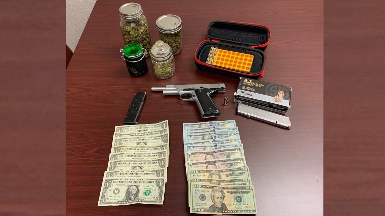 Parada de tránsito regular da inicio a persecución y al descubrimiento de armas y drogas