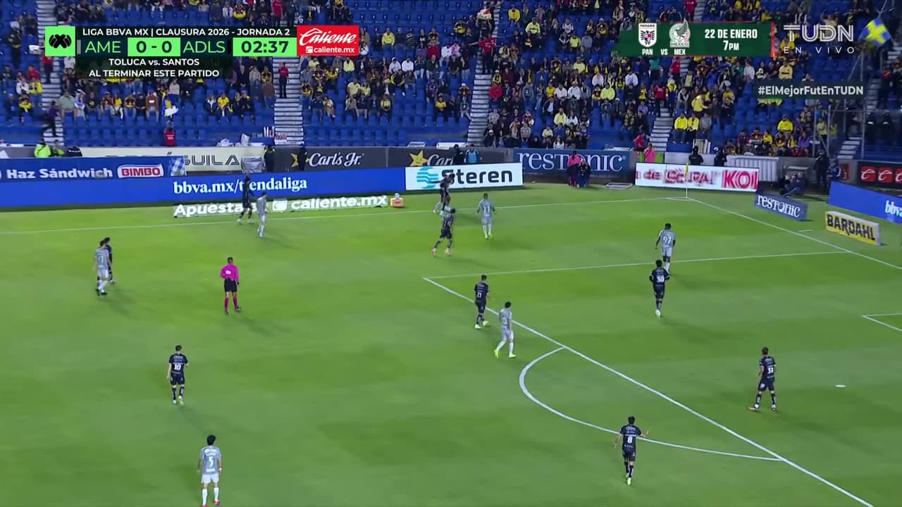 ¡'Búfalo' Aguirre revienta el poste en la primera llegada del América!