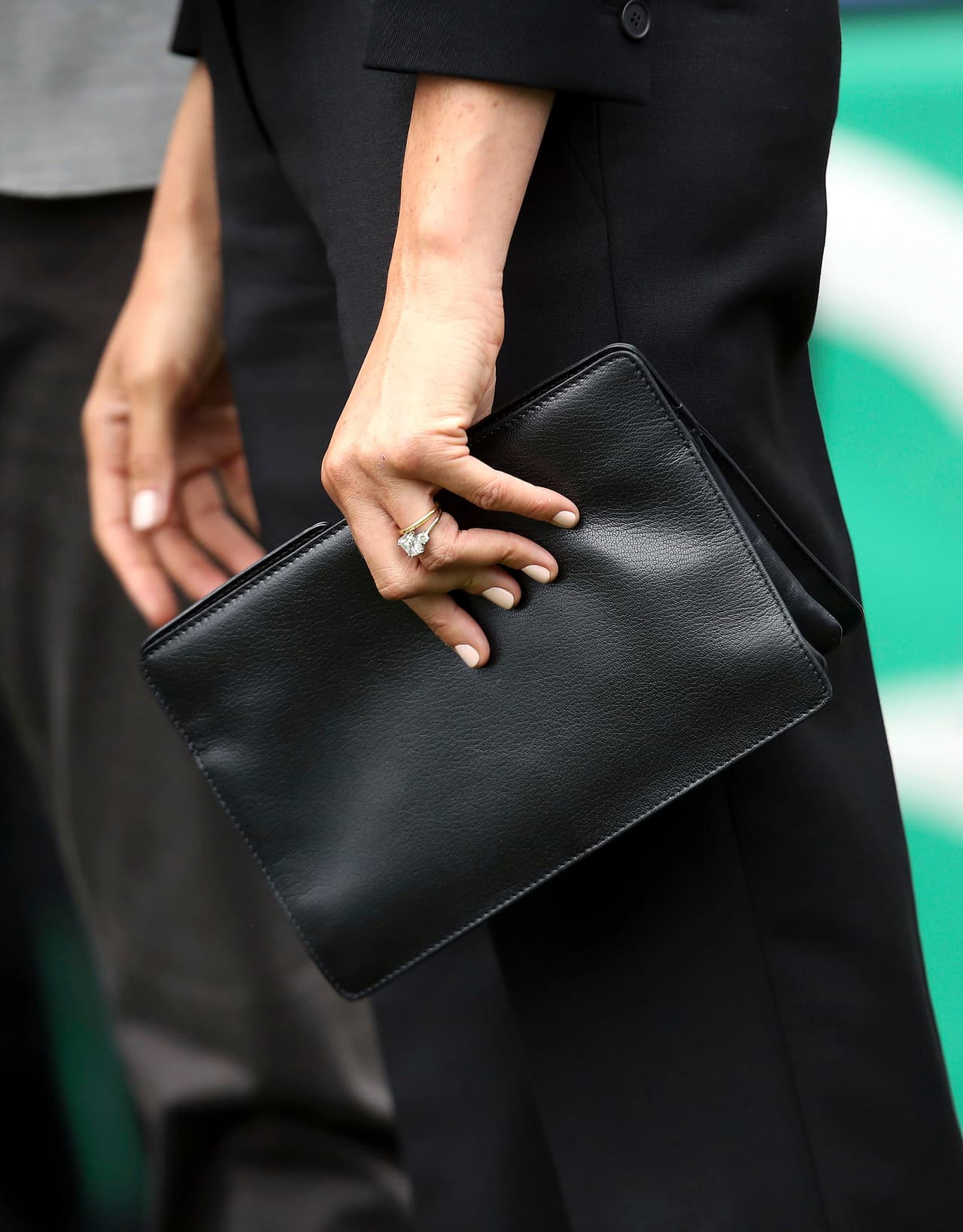 Los accesorios también pertenecían a la marca francesa (liderada por una diseñadora británica Clare Waight Keller): el bolso GV3 en piel negra y el cinturón 2G con hebilla.