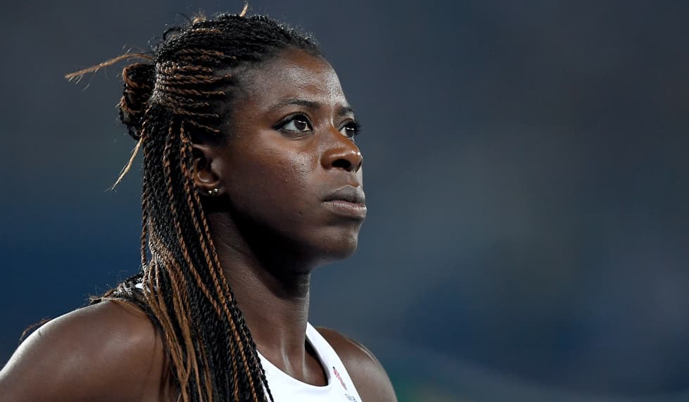 La británica 
<a href="https://twitter.com/chrissyohuruogu?lang=es">Christine Ohurougu</a> sujetó la parte superior de sus trenzas en un medio chongo y dejó el resto sueltas. Así fue como ella contuvo la parte frontal de su pelo, mientras liberó el resto de su melena.
<br>
