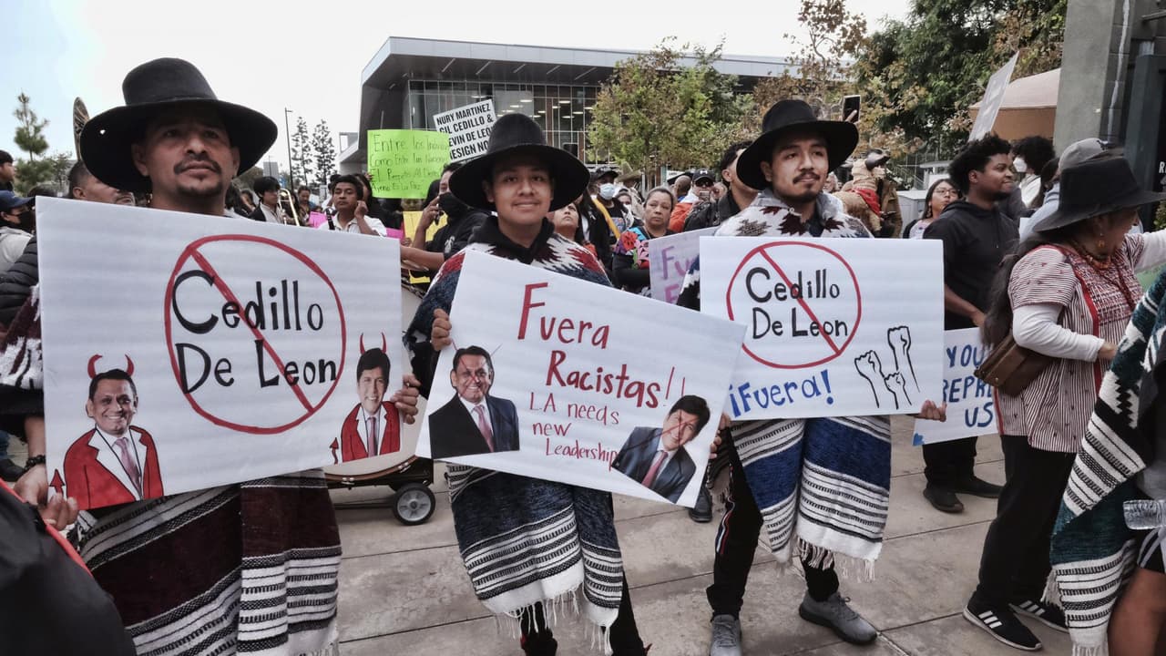 Siguen las protestas contra Kevin de León y Gil Cedillo: habrá reunión para discutir su futuro en el concejo