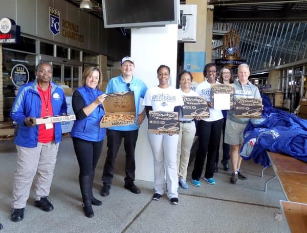 Los campeones de 2014 enviaron pizzas al equipo que planea la celebración por el campeonato de los Royals.
