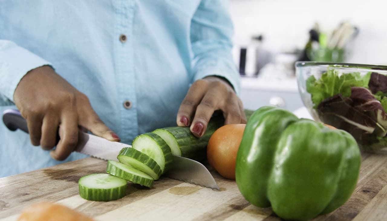 O que é um alimento com calorias negativas? Entenda a ideia e se eles ajudam a emagrecer