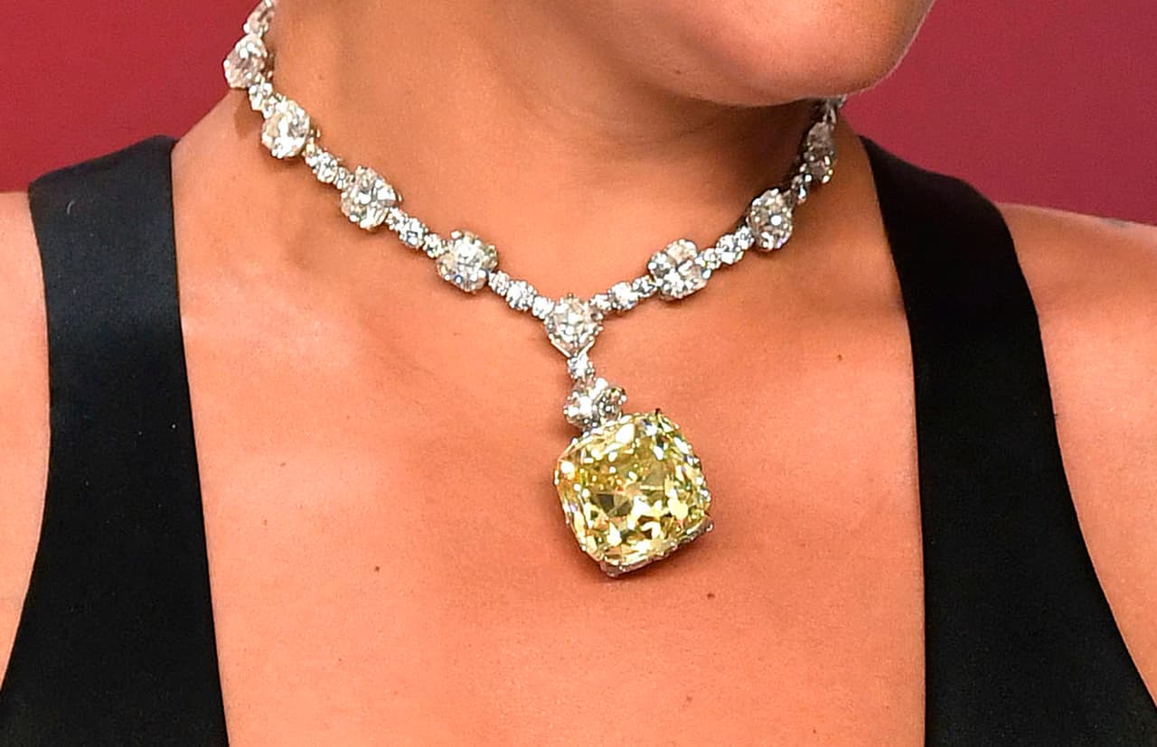 Para hacer de la noche de entrega de los premios Oscar una inolvidable, Lady Gaga lució este diamante Tiffany, de 128.54 quilates y 
<b>valorado en 30 millones de dólares</b>. La última persona que lo había lucido en público fue la actriz Audrey Hepburn, en el 1961.