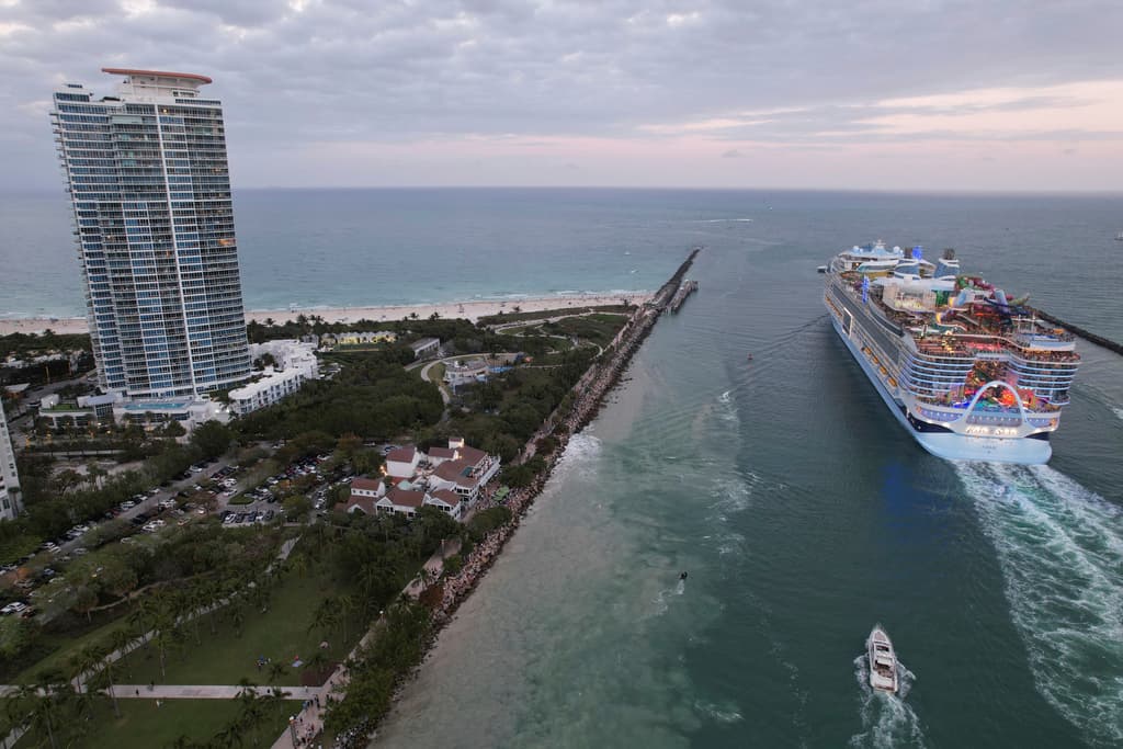 Tiene seis toboganes de agua, siete piscinas, una pista de patinaje sobre hielo, un teatro y más de 40 restaurantes, bares y salones.
<br>