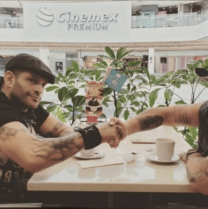 Aunque negó que tenga en mente hacerse una prueba, después afirmó: “Yo no tengo duda. Necesito ver a la niña, porque yo tengo a mi hija, ella tiene 7 años. Que arreglen bien eso ellos (Sabrina Sabrok y Erick Farjeat), yo en realidad me estoy enterando de lo que está diciendo ellay pues sí está poniendo en jaque esto”.
<br>