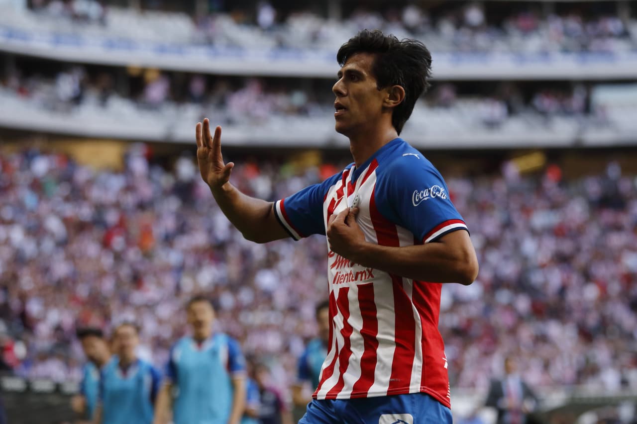 JJ Macías anotó ante León y generó polémica tras besar el escudo.