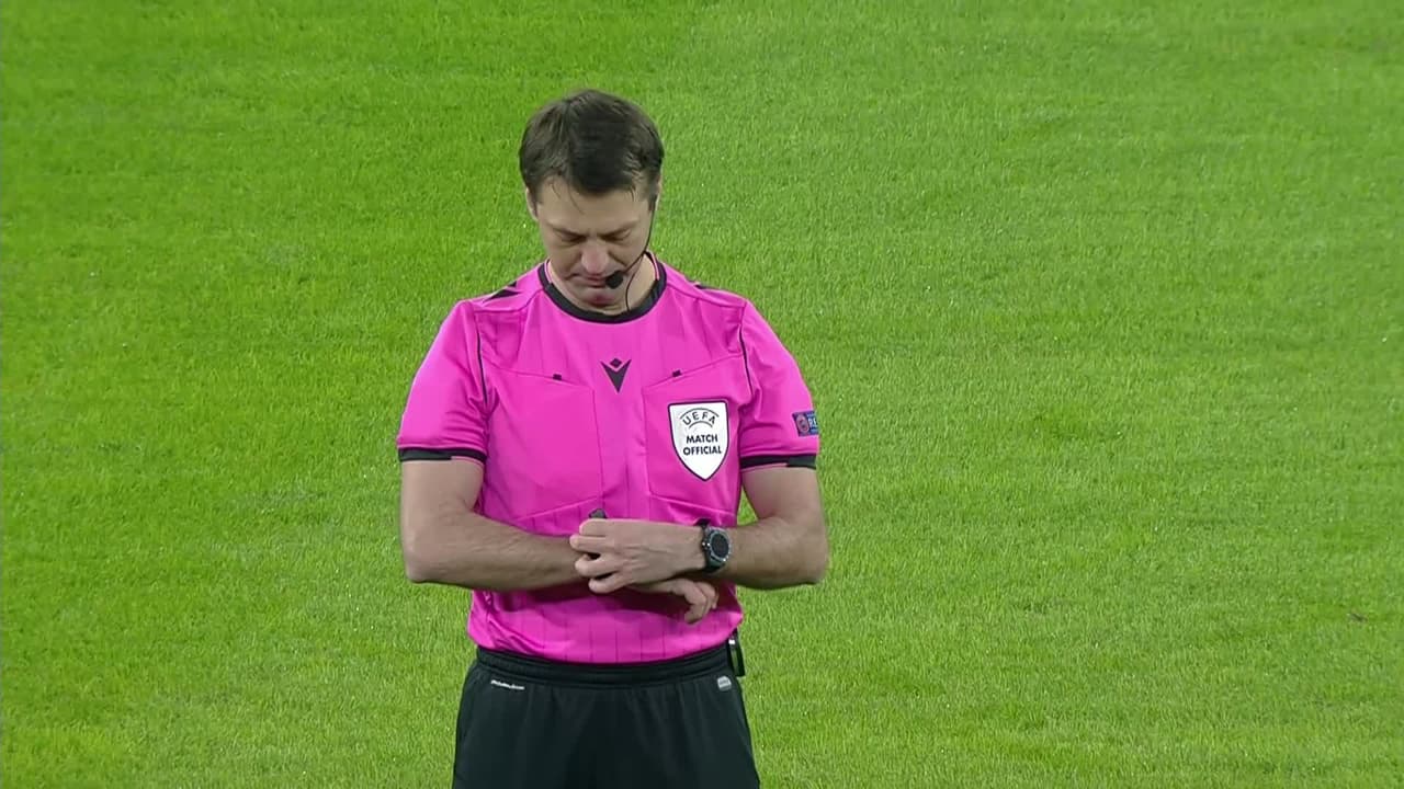 Arranca el partido y la pelota está en juego.