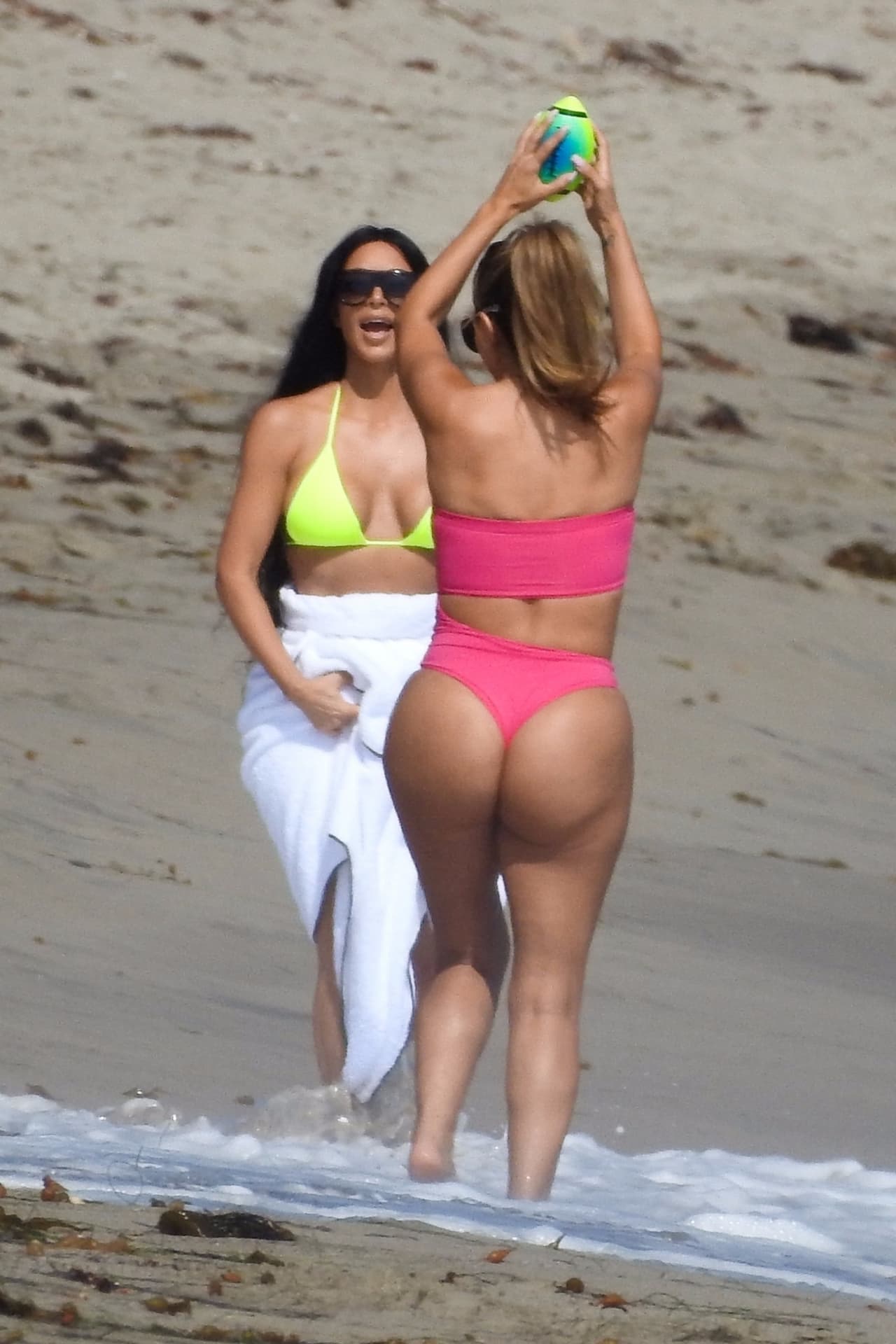 Aunque no fue el único. Kim también se ejercitó en la arena con 
<b><a href="https://www.instagram.com/larsapippen/">su amiga Larsa Pippen</a></b>.