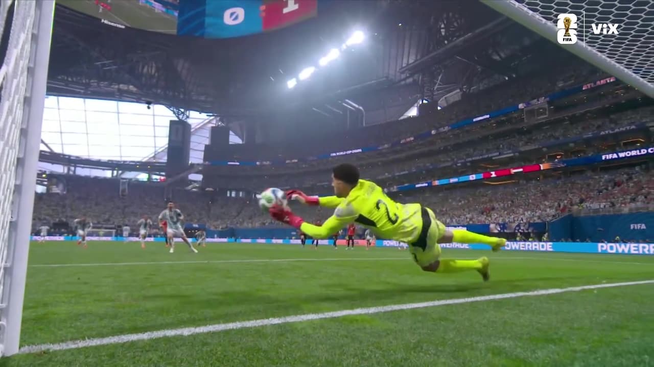 ¡Messi falla el penal! El arquero Mostafa se hace grande al atajar la pena máxima al astro argentino