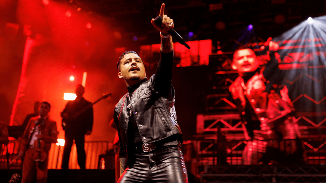 En la parte final, el cantante mexicano hizo dueto con Estevie, para interpretar "Sabor a Mí", de Luis Miguel.