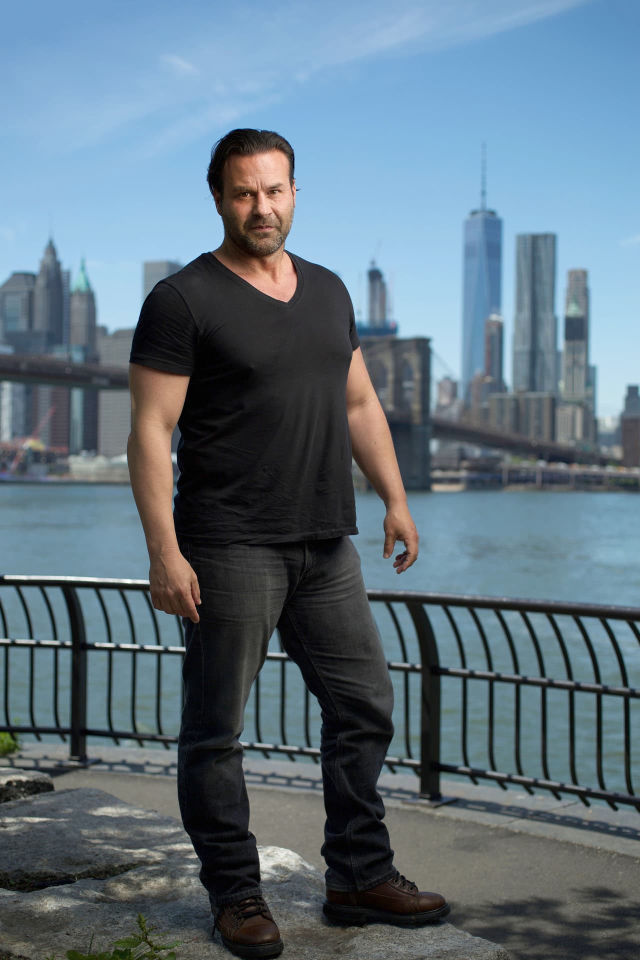 Lo que sí se aclara es que amenazaron con demandarlo por al menos 
<b><a href="https://www.univision.com/famosos/kim-kardashian-muestra-sus-dotes-de-abogada-y-defiende-a-kanye-west-ante-la-polemica-con-taylor-swift-fotos" target="_blank">10 millones de dólares</a> </b>por violar el acuerdo de confidencialidad si lo vuelve a hacer.
<br>