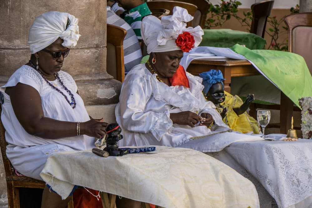 <b>AGAYÚ SOLA - Del 22 de diciembre al 20 de enero</b>
<br>Personas muy decididas y seguras de sí mismas, ambiciosas, cuidadosas y que asumen grandes responsabilidades sin temor alguno. Son líderes prudentes, serios, determinados y productivos, con la mirada fija en el objetivo. Son los más realistas y pragmáticos.