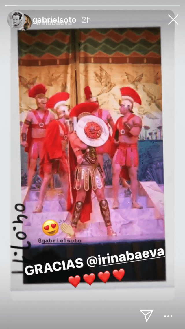 Dicha obra teatral en la que participa Gabriel es producida por Omar Suárez y se presenta en el teatro Silvia Pinal, ubicado en la Ciudad de México.