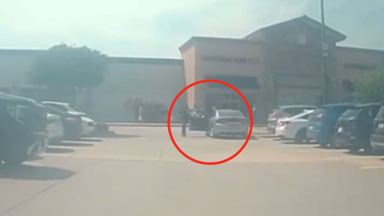 Un
<b><a href="https://www.univision.com/local/dallas-kuvn/sospechoso-tiroteo-centro-comercial-allen-premium-outlets-texas" target="_blank">conductor captó en video del momento en que el atacante</a></b>
<b> se baja de un auto de color gris </b>frente a la tienda
<i>H&M</i>. En sus manos,
<a href="https://www.univision.com/local/dallas-kuvn/mauricio-garcia-posible-responsable-matar-ocho-personas-allen-premium-outlets-texas" target="_blank">el responsable de la muerte de ocho personas</a>, lleva lo que parece un arma larga.