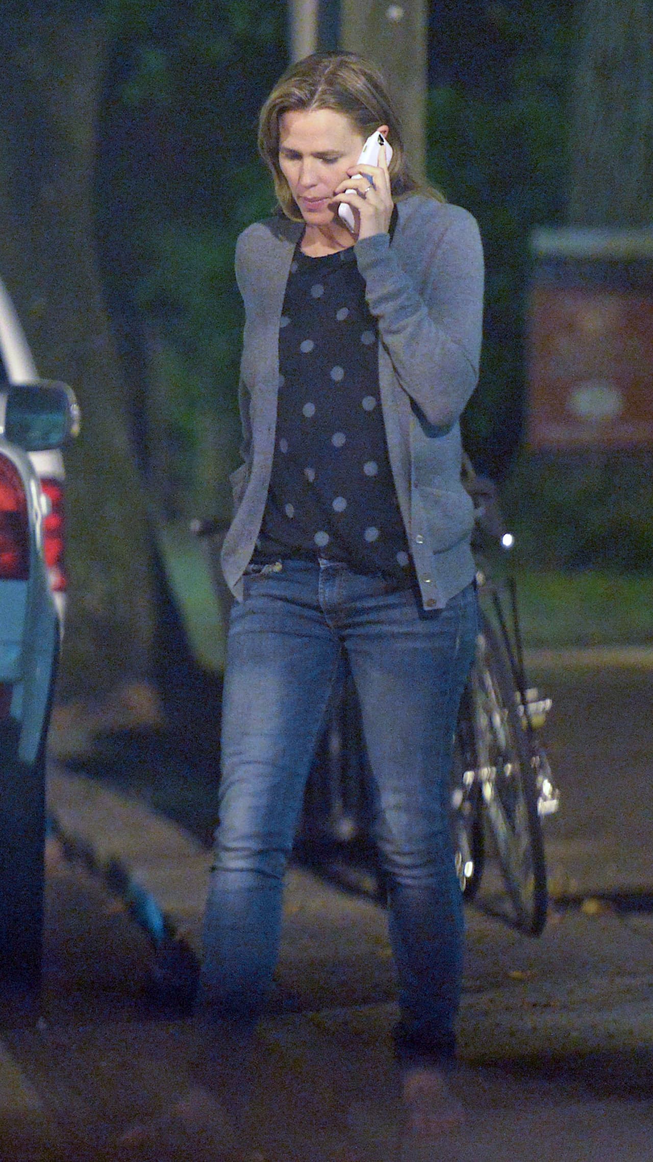 Garner mantuvo una larga plática y caminó de un lado a otro, mientras hacía la llamada.