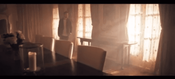 Prince luce guapísimo y al final del clip logra encontrarse con Sofía dentro de la laberíntica casa.