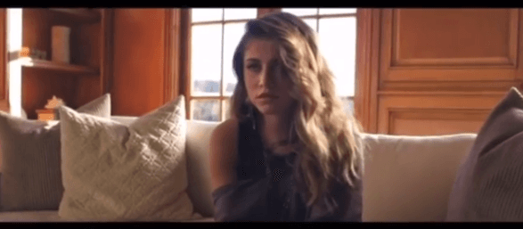 Sofía es apareció súper guapa para este videoclip.