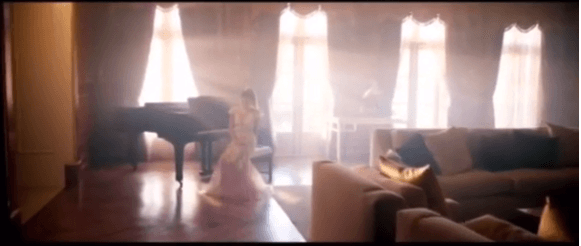 En la historia ella es una chica en busca de su amado dentro de una gran mansión.