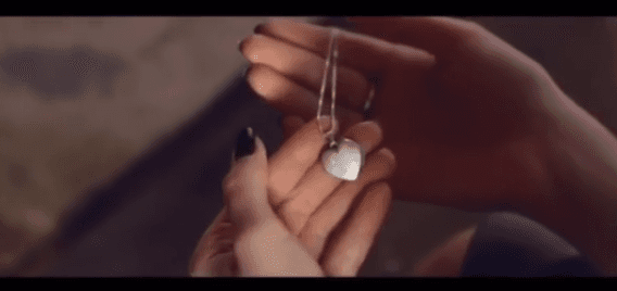 Grandes monetos se viven a lo largo de este estreno, ambos derrochan pasión...