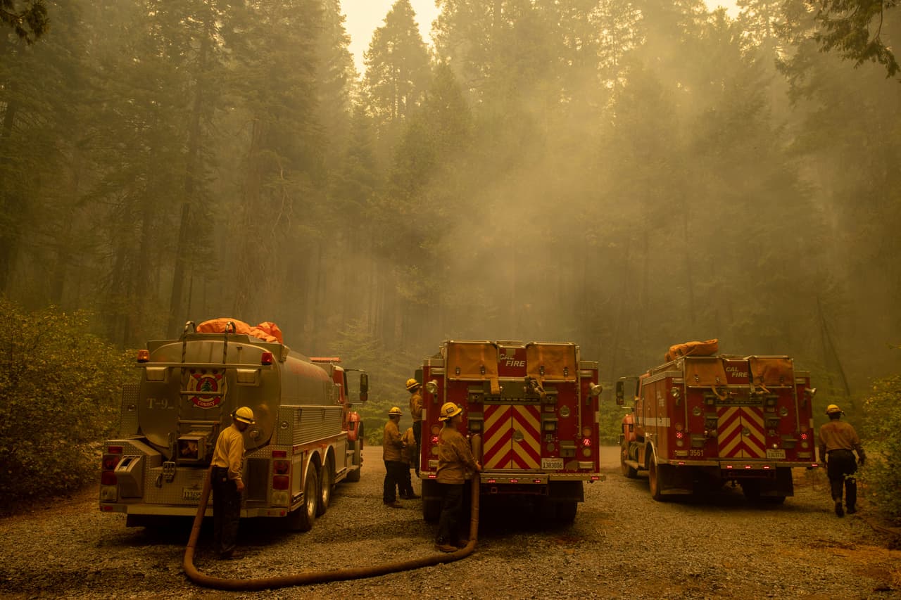 En total, en toda California más de 15,000 brigadistas están combatiendo 16 incendios forestales, incluyendo el Dixie Fire, que han quemado más de 1.8 millones de acres en el estado dorado.