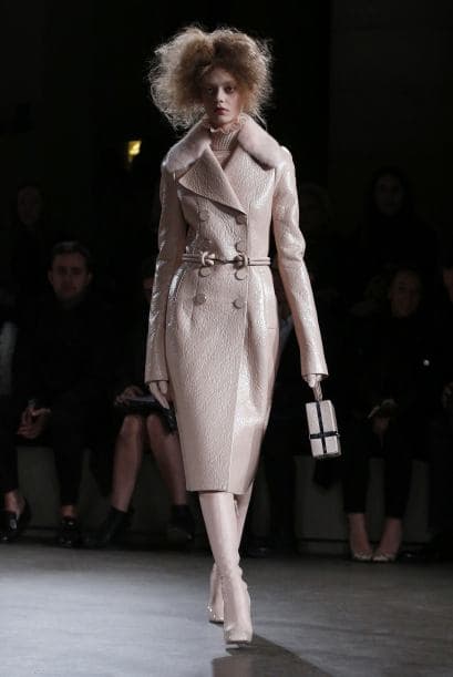 En la colección también hay prendas en cuero como abrigos, este en particular es una pieza muy linda por el color tan claro.