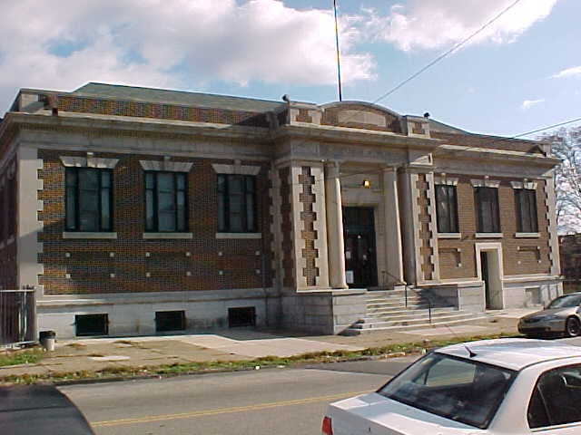 <b>Kingsessing Library</b>
<br>1201 South 51st Street
<br>Philadelphia, PA 19143-4353
<br>215-685-2690
<br>
<br>Ubicada cerca del Centro Recreativo de Kingsessing, esta 
<a href="https://libwww.freelibrary.org/locations/kingsessing-library" target="_blank">biblioteca</a> sirve al vecindario de Kingsessing. El edificio está a media cuadra al sur de Chester Avenue. Abrió el 29 de noviembre de 1919, la biblioteca número 22 en Filadelfia que se construirá con fondos de Carnegie. Fue renovada en 1999.
<br>