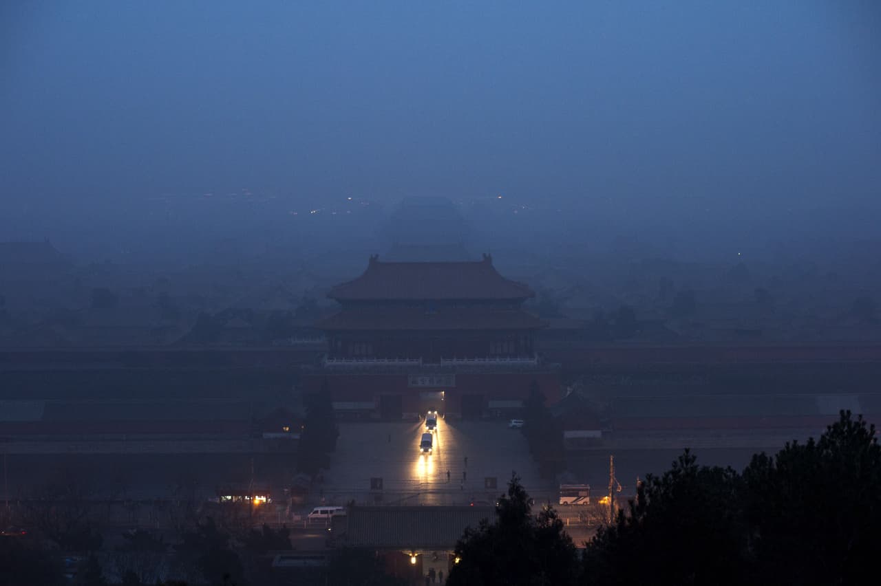 La nube es tan densa que es difícil ver incluso los grandes edificios característicos de la ciudad, como la Ciudad Perdida, zona histórica de Pekín que apenas se puede ver por la cantidad de contaminación. Las autoridades han llegado impedir el paso a vehículos en determinadas áreas ante el peligro de accidente.
