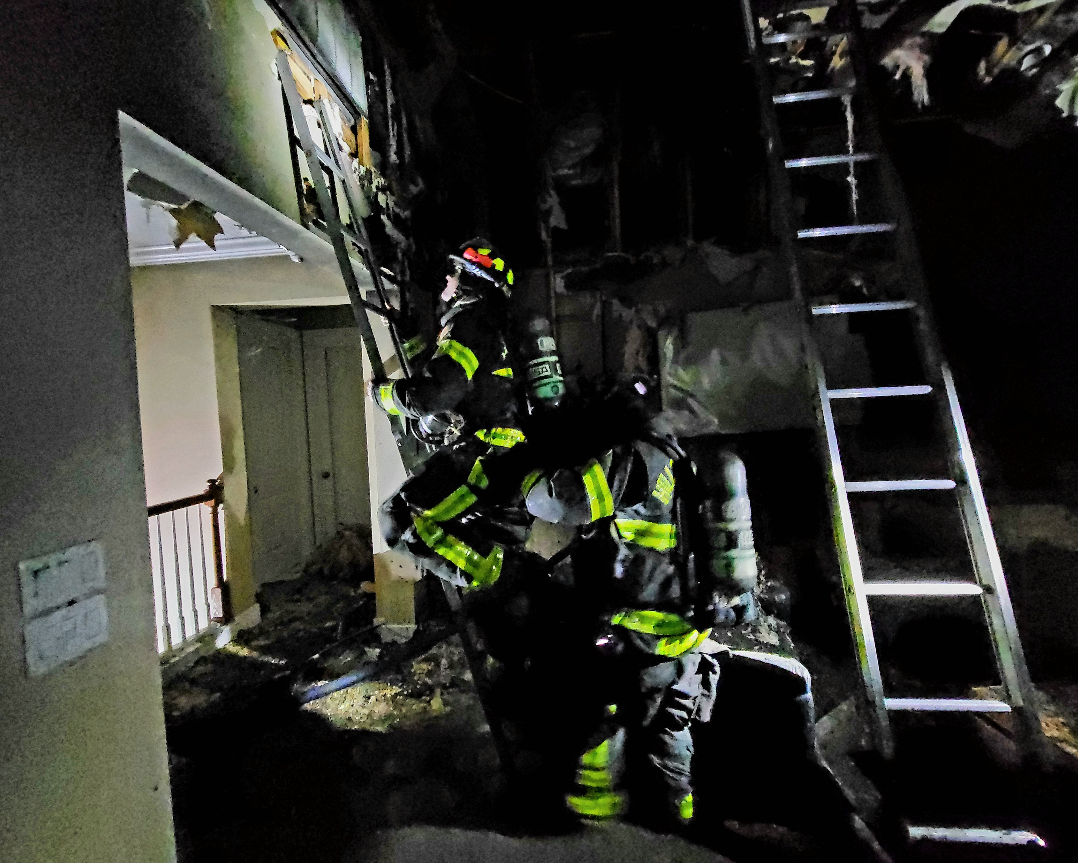 Las autoridades advierten no dejar las luces de los árboles de Navidad encendidas sin supervisión para evitar este tipo de accidentes, de los cuales algunos resultan mortales.