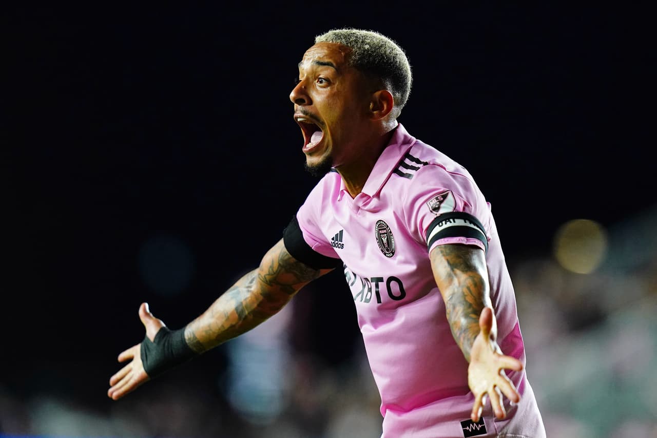 <b>GREGORE - Mediocampista</b>
<br>Desde su llegada al club, el brasileño ha sido un jugador fundamental para Inter Miami. Hoy el volante defensivo está fuera del terreno de juego, debido a una lesión que lo mantendrá alejado de las canchas probablemente por lo que resta del año. El equipo incorporó al veterano ecuatoriano Dixon Arroyo como su reemplazante.