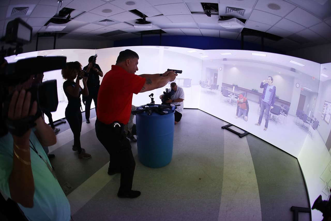 Policías activos y estudiantes actuarán frente a pantallas gigantes donde se proyectan escenas en tamaño natural, alta definición y sonido envolvente. Este método de entrenamiento de alta tecnología para fuerzas de defensa y de orden público fue creado por la empresa Meggit, basada en Georgia.