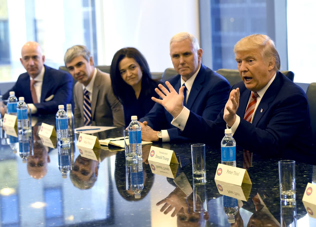 De izquierda a derecha, la mesa de la reunión: Jeff Bezos, CEO de Amazon; Larry Page, de Alphabeth; Sheryl Sandberg, de Facebook, el vicepresidente electo Mike Pence y Donald Trump.