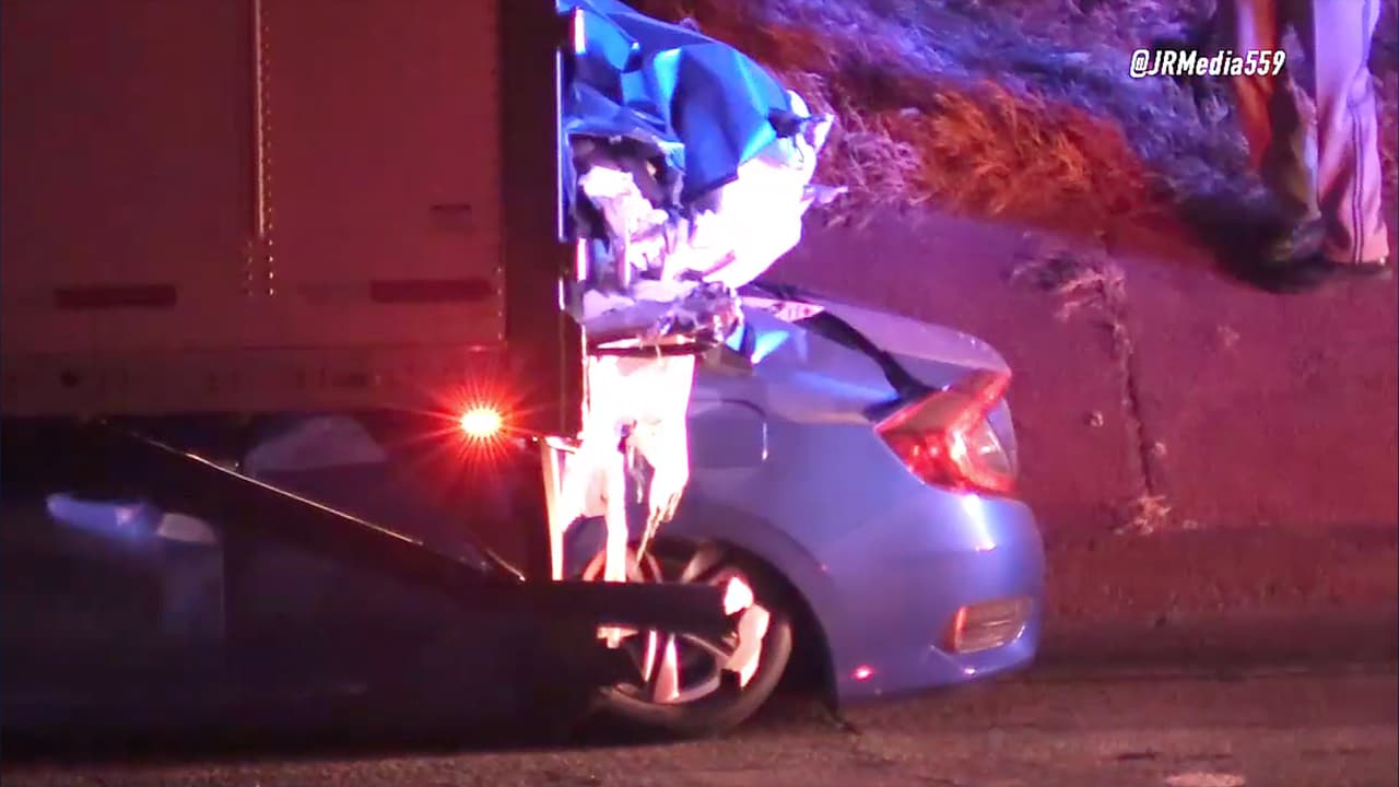 Automóvil queda atrapado bajo camión, conductora muere al instante en la carretera 99