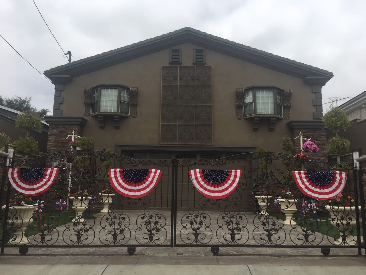 Justo detrás de esa propiedad se encuentra una residencia de color café oscuro. Cuesta más de $665,000 y su dueño, José Coronado, ha sido identificado como un tesorero de la organización evangélica.